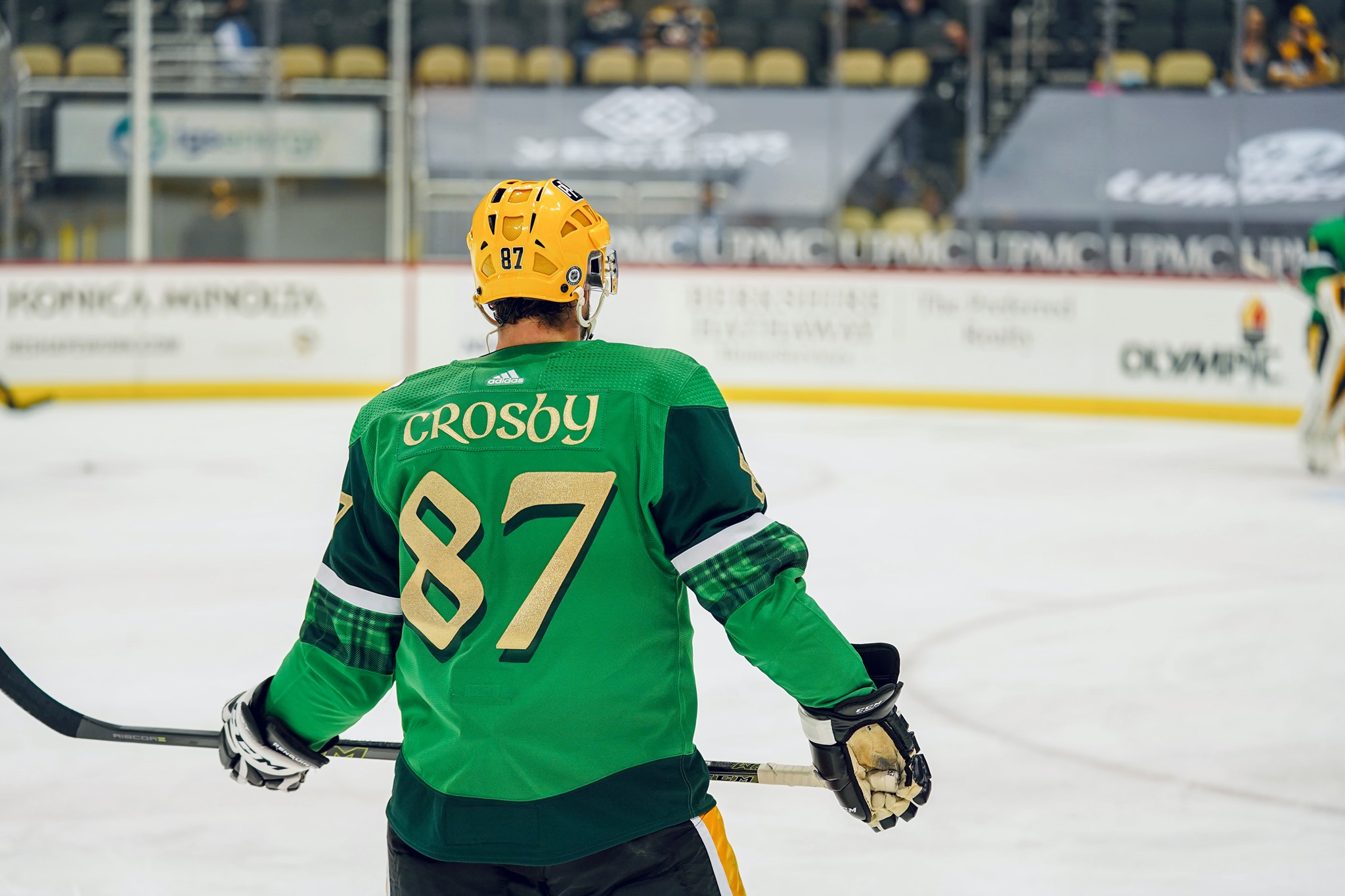 The Pittsburgh Penguins (Piongaini) go Gaelic for St. Patrick's